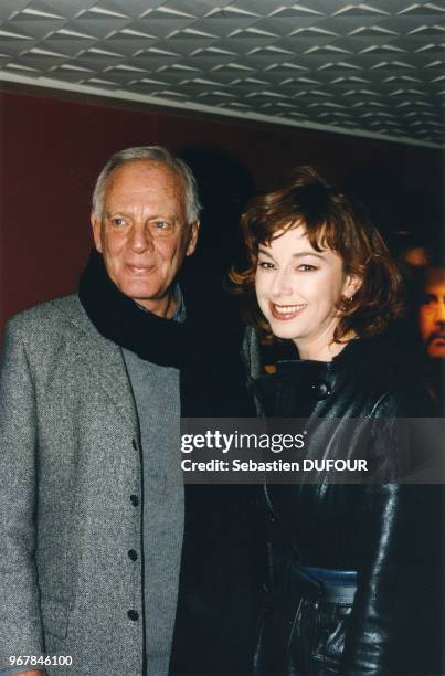 Le couturier Loris Azzaro et l'actrice Julie Arnold lors d'une première le 18 février 1997 à Paris, France.