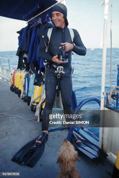 Gilbert Becaud s'adonne à la plongée pendant ses vacances à Saint-Tropez le 15 juillet 1974, France.