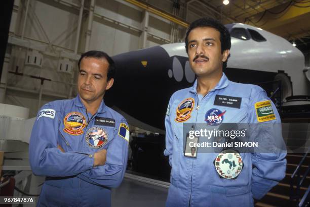 Prince Sultan ben Salmane Al Saoud et Patrick Baudry et la navette spatiale Discovery le 22 mai 1985 aux Etats-Unis.