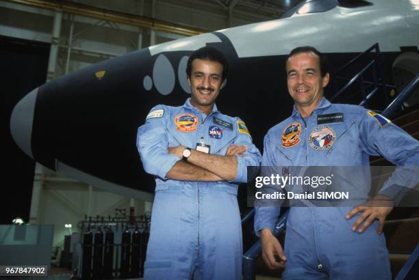 Prince Sultan ben Salmane Al Saoud et Patrick Baudry et la navette spatiale Discovery le 22 mai 1985 aux Etats-Unis.