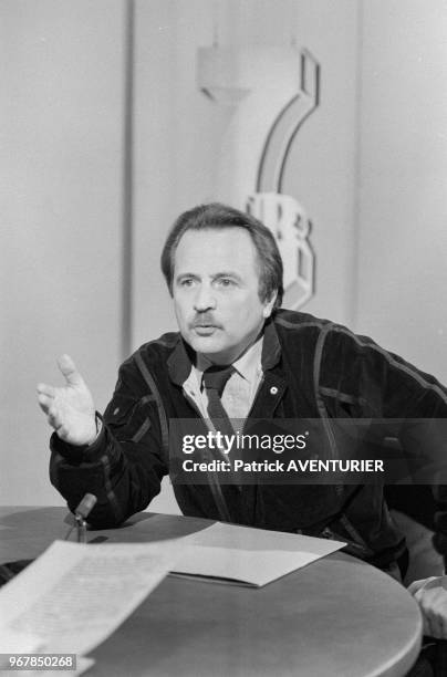 Régis Debray, conseiller du président François Mitterrand, invité de l'émission 7/7 sur TF1 le 25 mars 1984, Paris, France.