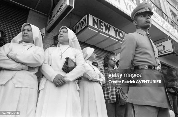 Religieuses et militaire lors de la célébration de l'Indépendance le 15 mai 1986 à Asuncion, Paraguay.