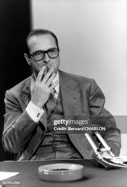 Le Premier ministre français Jacques Chirac fumant une cigarette sur le plateau de l'émission télévisée ?L'événement?, le 19 février 1976, France.