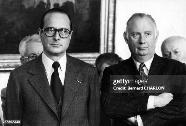 Le Premier ministre français Jacques Chirac et le ministre de l'Intérieur Michel Poniatowski, le 24 novembre 1975, France.