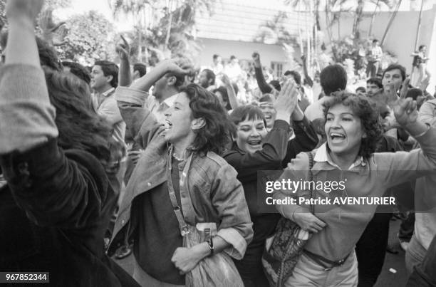 Foule dansant le jour de l'Indépendance le 15 mai 1986 à Asuncion, Paraguay.