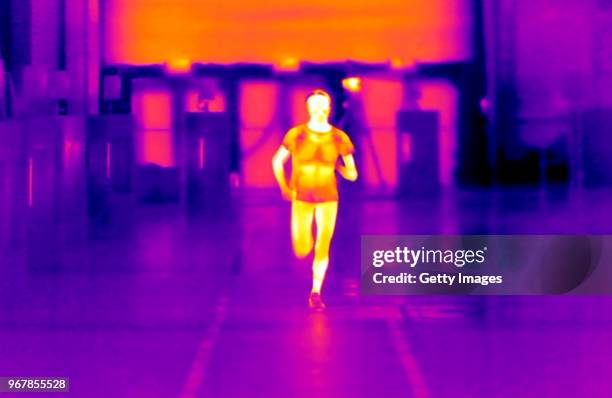 Thermal image of Deena KastorÊrunning a 10k Ômental marathonÕ in the dark, on the world's first running track to train the mind: aÊcustom-built...