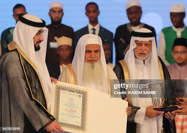 Al Rashid Mosque Photos and Premium High Res Pictures - Getty Images