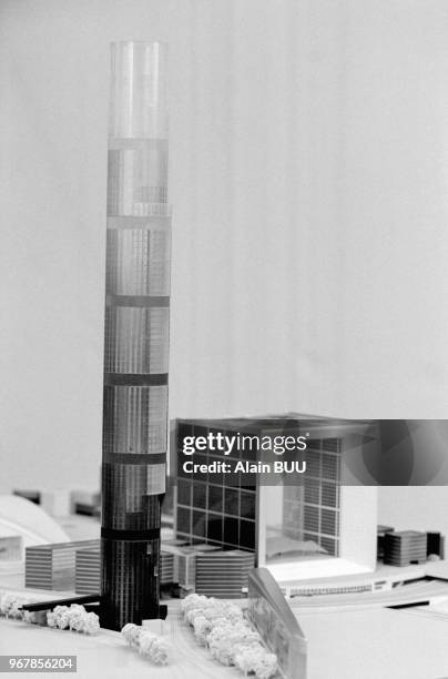 Maquette de la 'Tour Cylindre' proposée par l'architecte français Jean Nouvel à Paris le 16 février 1989, France.