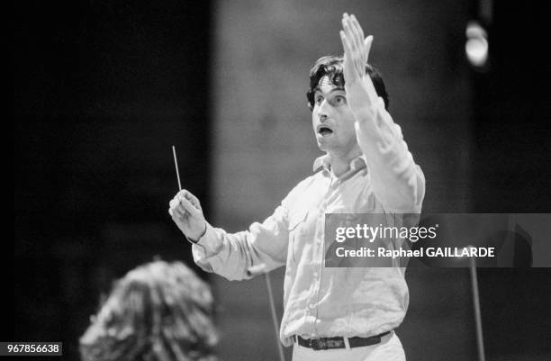 Le chef d'orchestre Riccardo Muti dirigeant le Requien de Vezrdi à Notre-Dame de Paris le 21 juin 1988, France.