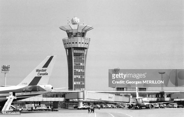 Vue de la tour de contrôle de l'aéroport d'Orly le 23 juin 1988, France.