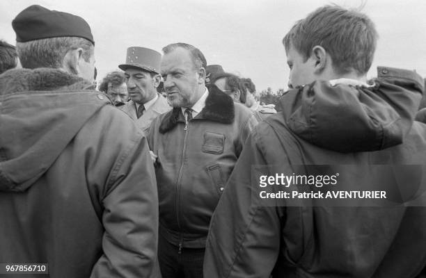 Charles Hernu, ministre de la défense, lors d'un exercice de l'armée de l'air à Chalons-Vatry le 28 mars 1984, France.