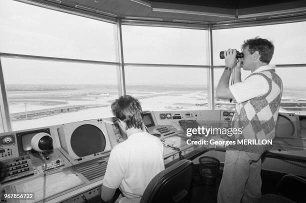 Contrôleurs du trafic aérien à l'aéroport d'Orly le 23 juin 1988, France.
