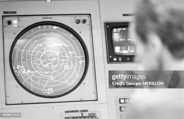 Contrôleur du trafic aérien à l'aéroport d'Orly le 23 juin 1988, France.