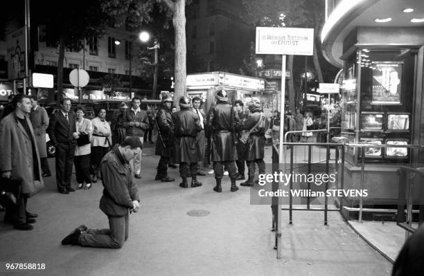 Un fidèle proteste en priant devant un cinéma lors de la sortie du film 'La Dernière Tentation du Christ' de Martin Scorcese à Paris le 28 septembre...