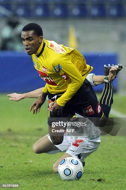 Sochaux' midfielder Nicolas Maurice-Belay is tackled by Le Mans' forward Idir Ouali during the French Cup football match Sochaux vs Le Mans on...