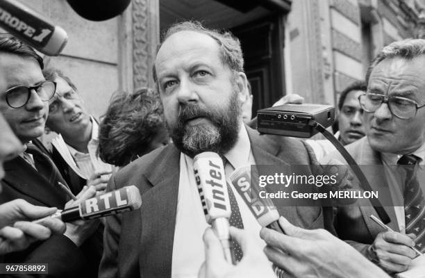 André Rossinot répond aux journalistes à la sortie du siège de l'UDF à Paris le 14 juin 1988, France.