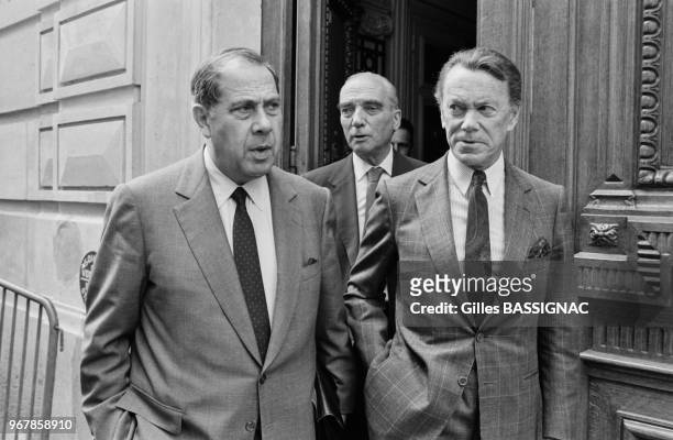Charles Pasqua et Albin Chalandon à la sortie d'une réunion du bureau plotique du RPR à Paris le 15 juin 1988, France.