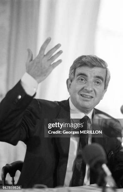 Jean-Pierre Chevènement, ministre de la défense, présente le budget de son ministère à Paris le 22 septembre 1988, France.