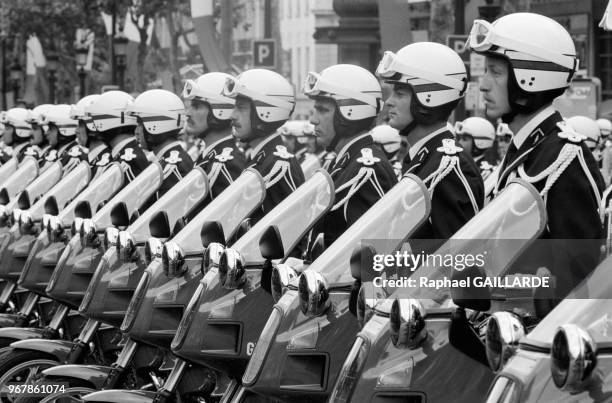 Motards de la police nationale allignés lors du défilé du 14 juillet 1988 à aris, France.