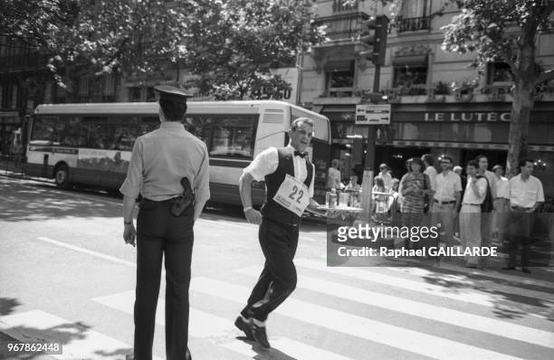 Participants à la course des garçons de café, tenant son plateau en équilibre, le 19 juin 1988, Paris, France.