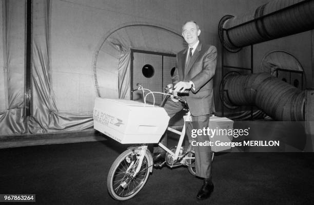 Le ministre Hervé de Charette lors de la présentation de la nouvelle bicyclette des facteurs à Paris le 13 janvier 1988, France.