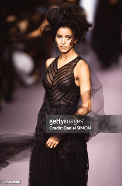 Robe transparente lors du défilé Karl Lagerfeld le 15 mars 1995 à Paris, France.