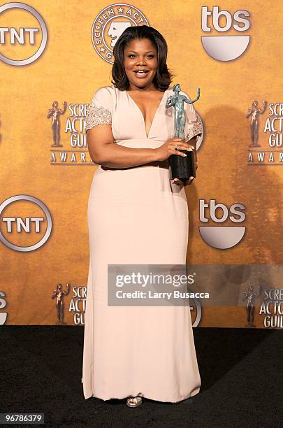 Actress Mo'Nique poses in the Press Room at the TNT/TBS broadcast of the 16th Annual Screen Actors Guild Awards at the Shrine Auditorium on January...