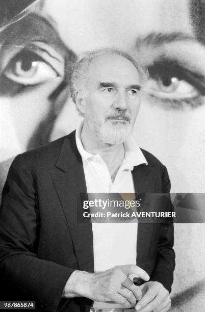 Michel Piccoli devant une affiche d'un de ses films lors d'une exposition d'affiches de films à la gare Saint-Lazare à Paris le 15 septembre 1983,...