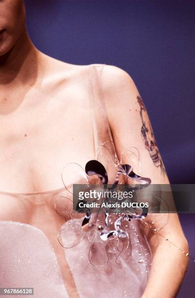 Robe transparente laissant apparaître la poitrine dans le défilé Junko Shimada le 14 octobre 1995 à Paris, France.