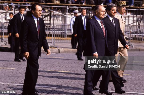 Le président de la République François Mitterrand, Michel Rocard, Premier ministre, et Jean-Pierre Chevènement, ministre de la Défense, lors des...
