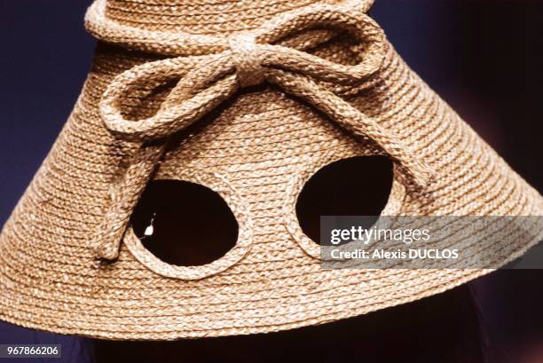 Chapeau de paille avec lunettes noires intégrées de la collection Junko Shimada le 14 octobre 1995 à Paris, France.