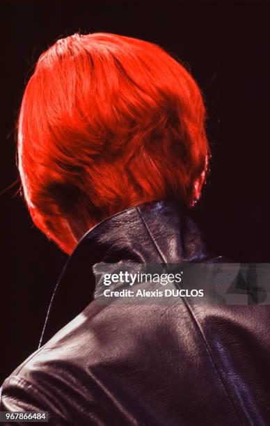 Top model avec les cheveux teints en rouge lors du défilé Cobson le 14 octobre 1995 à Paris, France.