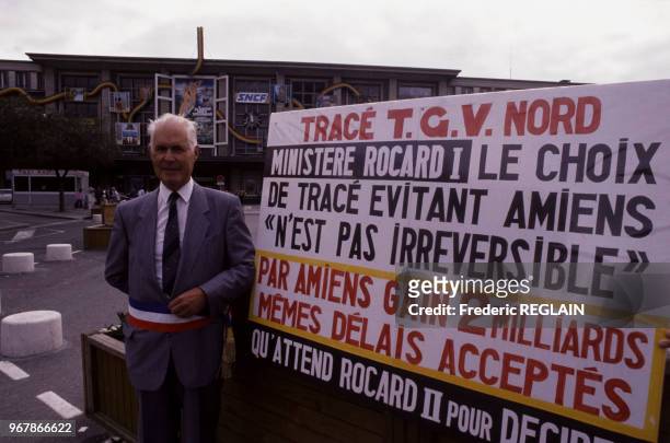Le maire René Lamps à côté d'une banderole réclamant le passage du TGV Nord par Amiens le 13 août 1988 à Amiens, France.