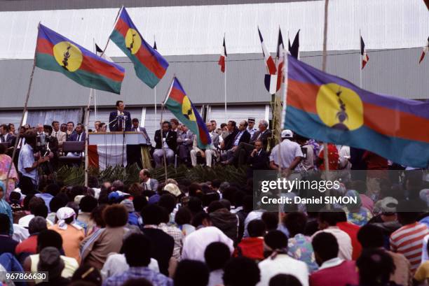 Allocution du Premier ministre Michel Rocard en présence de Jean-Marie Tjibaou, président du FLNKS, Pierre Bérégovoy, Pierre Joxe, Jacques Lafleur,...