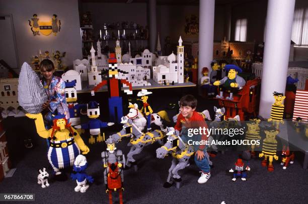 Enfants au milieu de personnages de bandes dessinées realisés en LEGO le 28 août 1988 à Billund, Danemark.