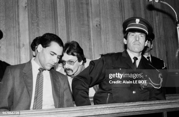 Deux des preneurs d'otages au tribunal de Nantes en 1985, Abdelkarim Khalki et Georges Courtois - lunettes - dans le prétoire lors de l'ouverture de...