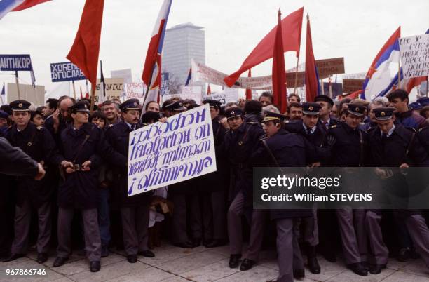 Policiers contenant une manifestation réunissant des milliers de Serbes à Belgrade le 19 novembre 1988, Yougoslavie.