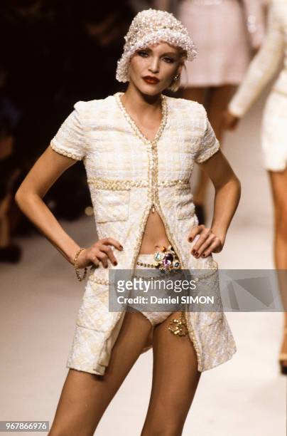 Nadja Auermann au défilé Chanel, Prêt-à-Porter, collection Printemps-été 1995 à Paris le 16 octobre 1994, France.