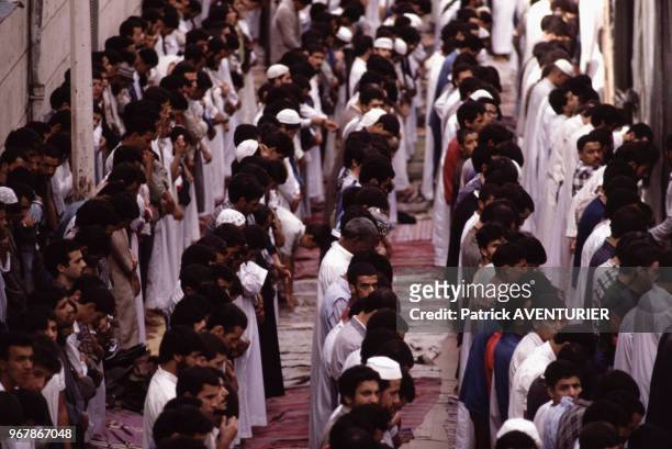La prière du vendredi dans une mosquée le 14 octobre 1988 à Alger, Algérie.