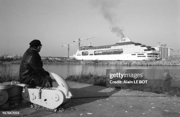 Le paquebot de croisière Star Princess en constructions aux chantiers navals le 22 novembre 1988 à Saint-Nazaire.