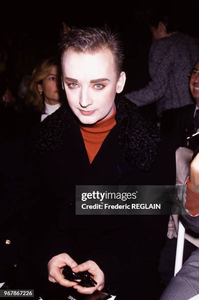 Le chanteur Boy George lors d'un défilé de mode le 24 octobre 1988 à Paris, France.