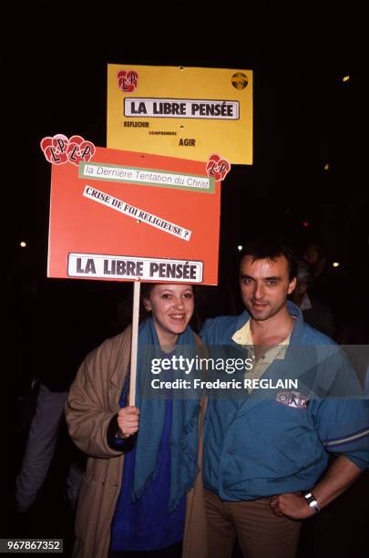 Manifestation contre l'intégrisme réligieux devant un cinéma du Quartier latin le 24 octobre 1988 à Paris, France.