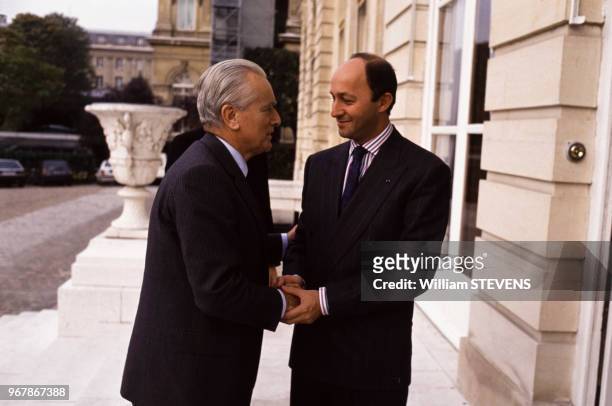 Laurent Fabius et Jacques Chaban-Delmas sur les marches de l'hôtel de Lassay le 25 octobre 1988 à Paris, France.