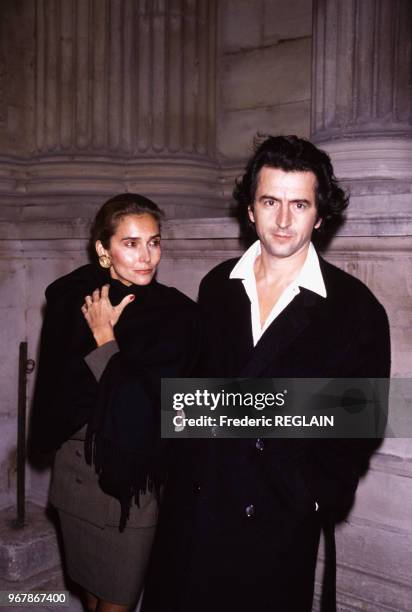 Bernard-Henri Lévy avec une amie lors d'une soirée, le 26 octobre 1988 à Paris, France.