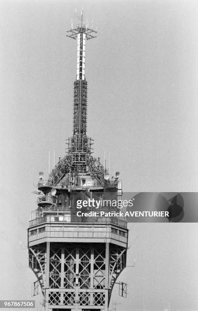 Antennes installées au sommet de la Tour Eiffel pour le lancement d'une chaîne de télévision le 13 février 1986 à Paris, France.