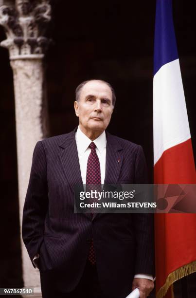 François Mitterrand à côté du drapeau français lors d'un sommet international le 26 octobre 1988 à Arles, France.