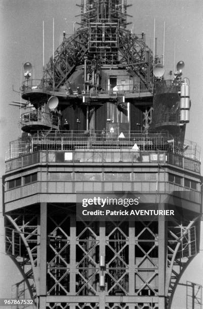 Antennes installées au sommet de la Tour Eiffel pour le lancement d'une chaîne de télévision le 13 février 1986 à Paris, France.