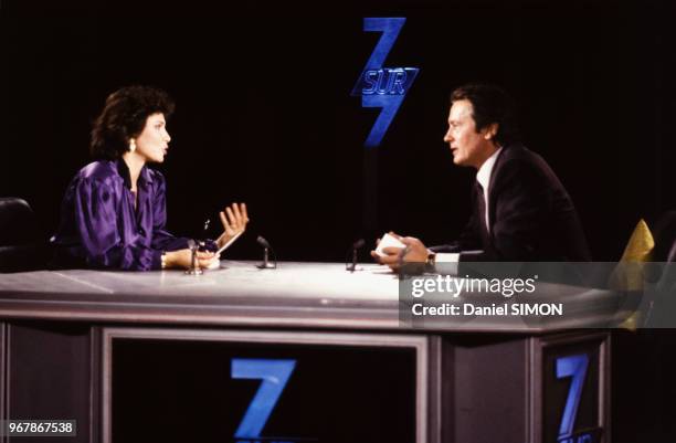 Alain Delon sur le plateau de '7 sur 7' l'émission télévisée présentée par Anne Sinclair le 30 octobre 1988 à Paris, France.