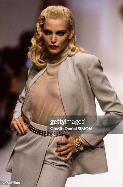 Nadja Auermann au défilé Valentino, Prêt-à-Porter, collection Printemps-été 1995 à Paris le 16 octobre 1994, France.