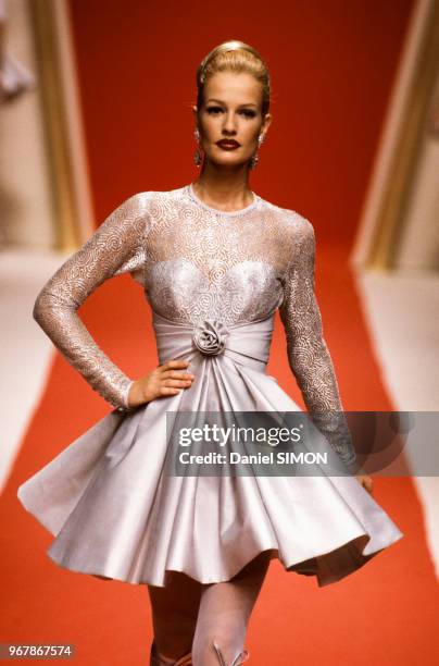 Karen Mulder au défilé Jacques Fath, Prêt-à-Porter, collection Printemps-été 1995 à Paris le 15 octobre 1994, France.